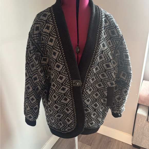 Sweaters - Vintage Black and Gray Patterned Sweater. Fits xl